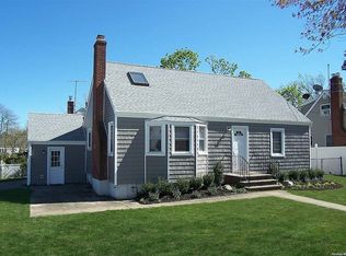 32 N Crescent Dr, Farmingdale, NY 11735