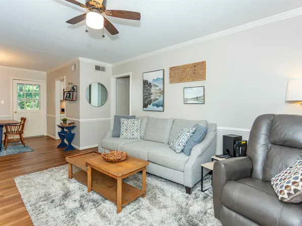 2042 Montreat Pkwy APT D, Vestavia Hills, AL 35216