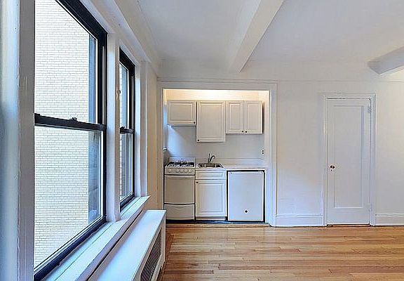 5th image of 404 E 55th St APT 9D