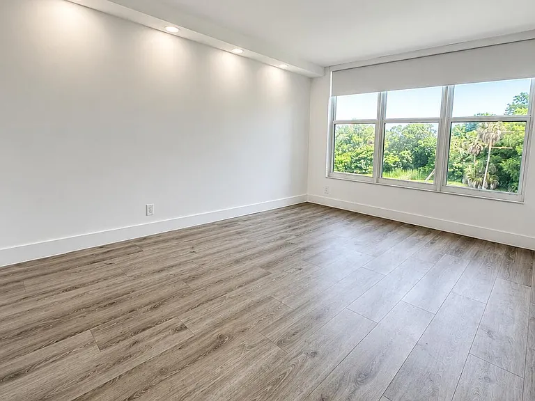 3930 Oaks Clubhouse Dr #303 — Photo 9