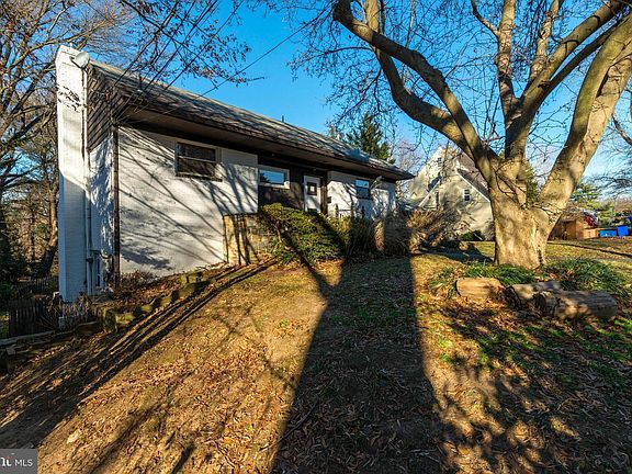 3rd image of 9322 W Parkhill Dr