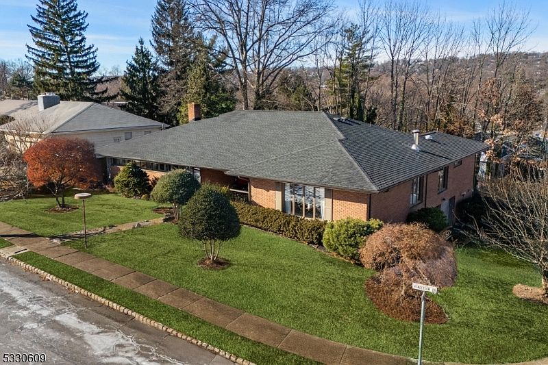 1st image of 529 Henderson Dr