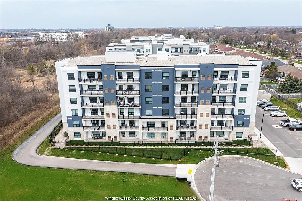 Building Photo - 3370 Stella Cres #527