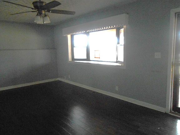 3rd image of 3672 Amity Ln