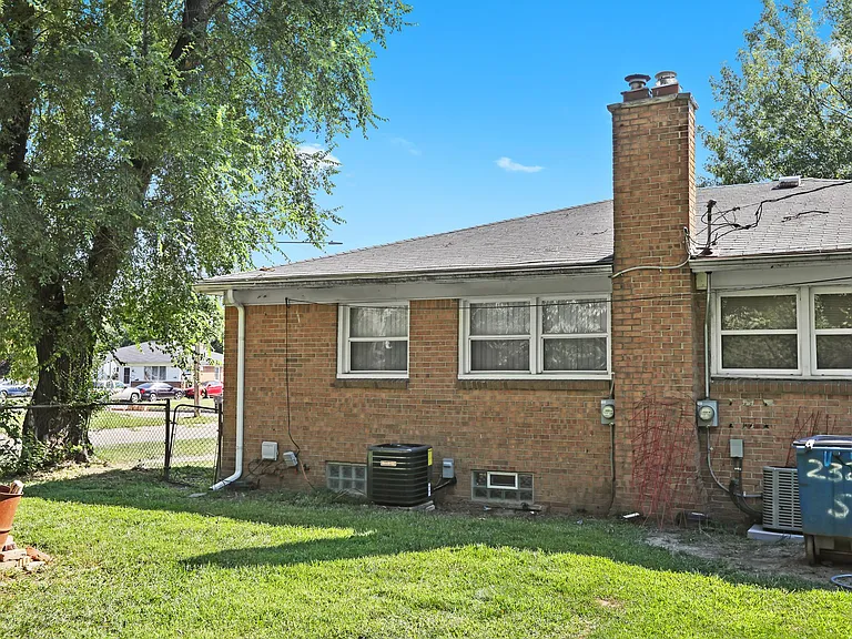 2758 Ackley Ave — Photo 20