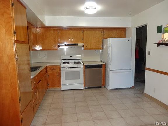 3rd image of 8 Oliver Dr