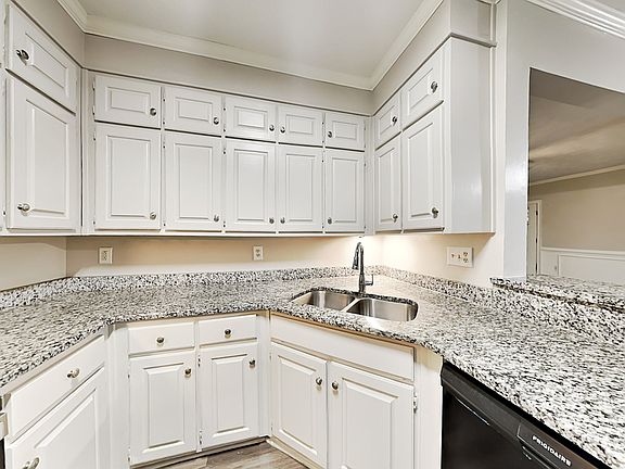 4th image of 2112 Fairway Ct SE #A
