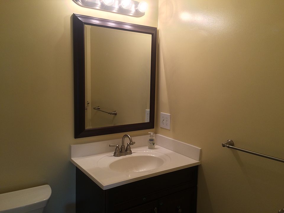 Bathroom upstairs - street