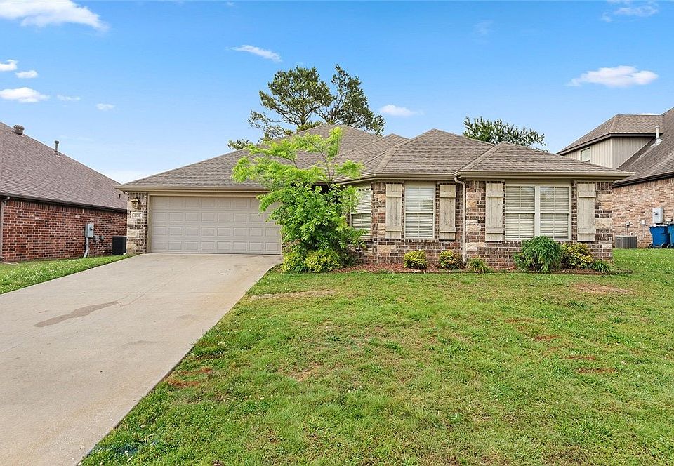 1st image of 106 NE Larkspur Ln