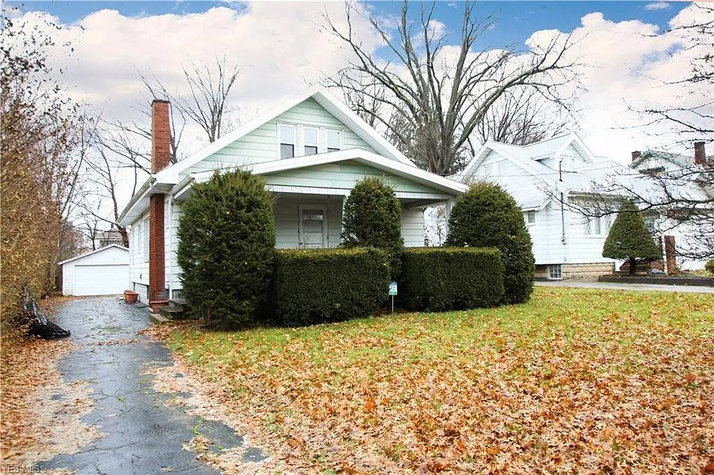 228 Hollywood Ave photo 1