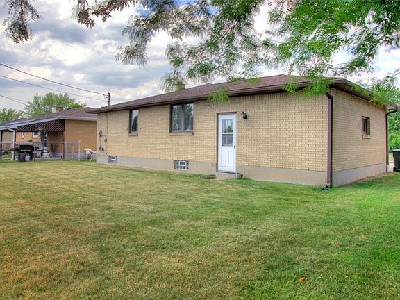 3rd image of 225 Claudette Ct