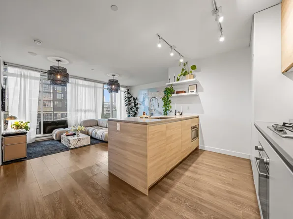 652 Whiting Way #504, Coquitlam, BC V3J 0K3