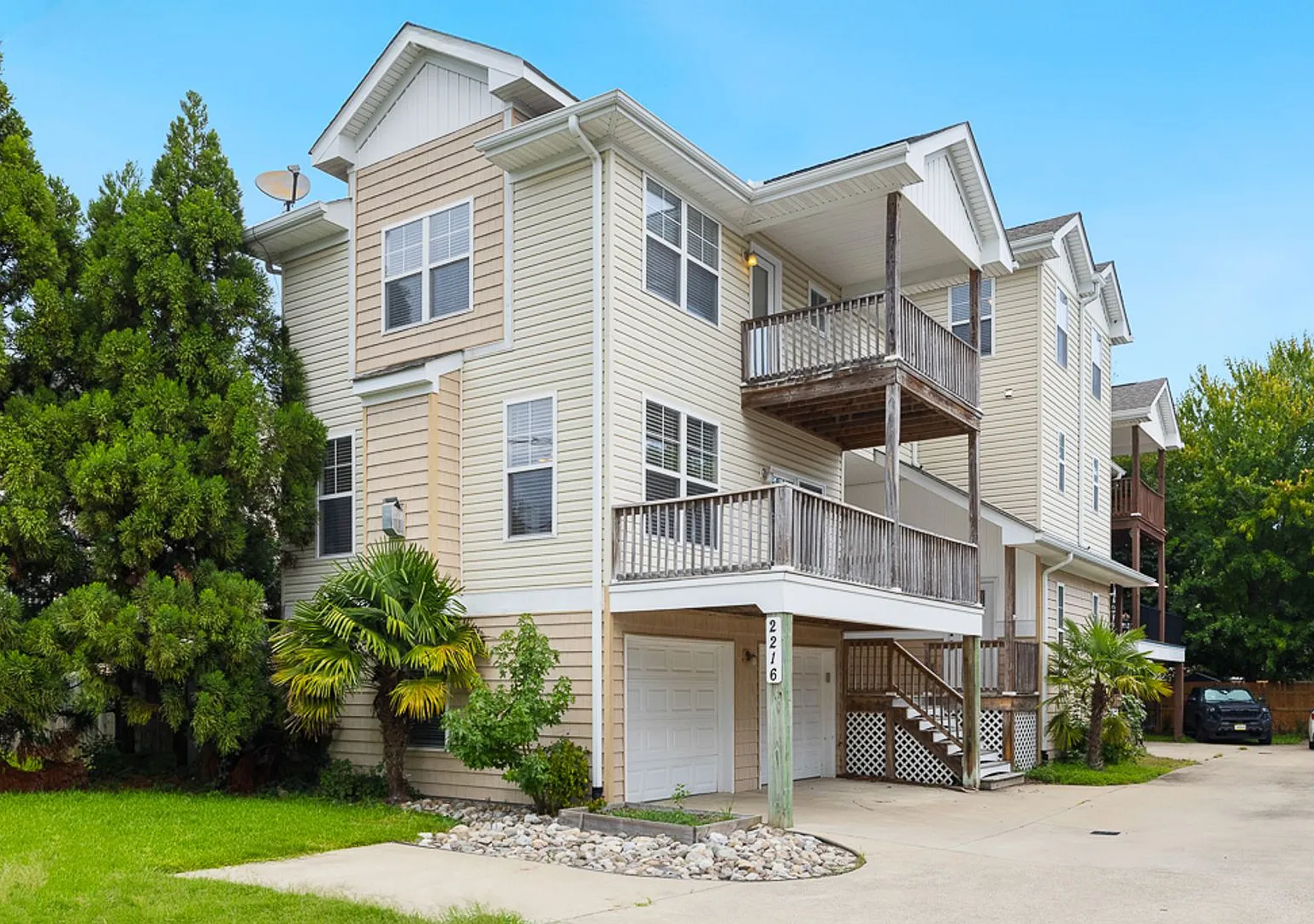 Beautiful 3-story home featuring 3 bedrooms and stylish custom finishes throughout - close to bea... — Photo 1