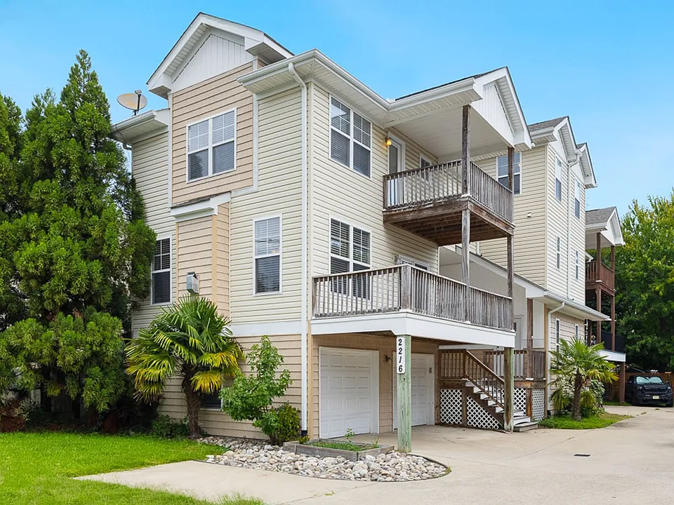 2216 E Berrie Cir