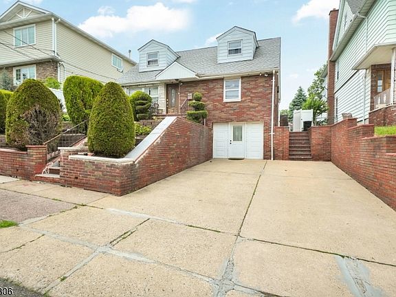 3rd image of 161 Plauderville Ave