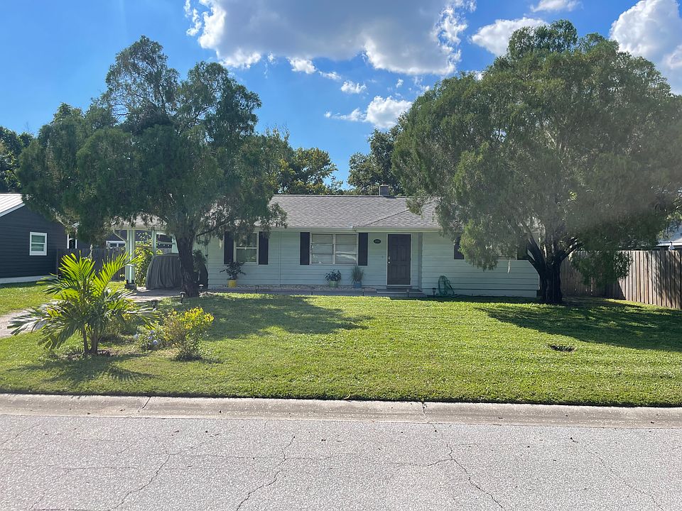 Cozy updated 3-2 ranch in Paver Park.
