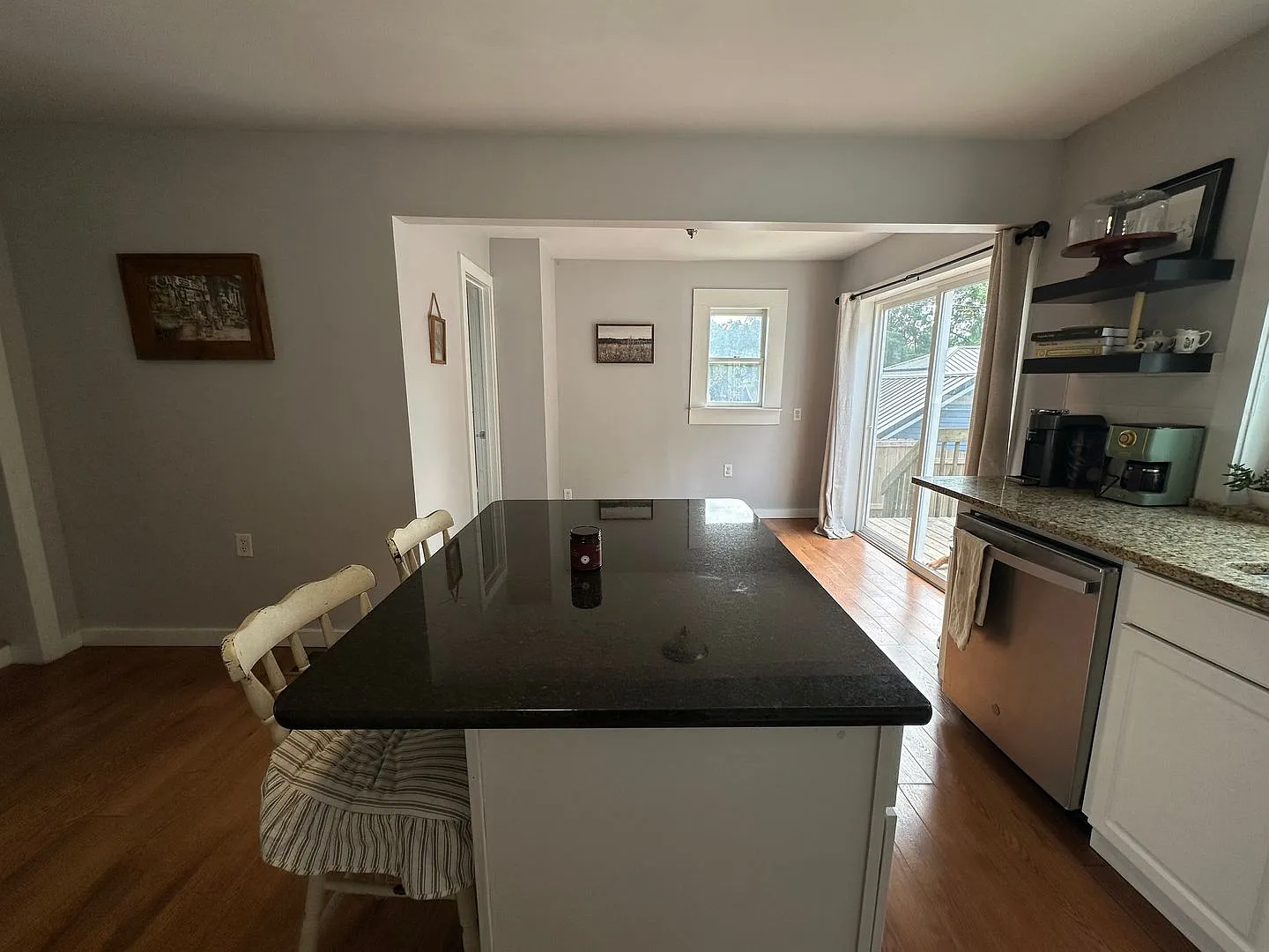 3 Bedroom Located Downtown Rockford — Photo 4