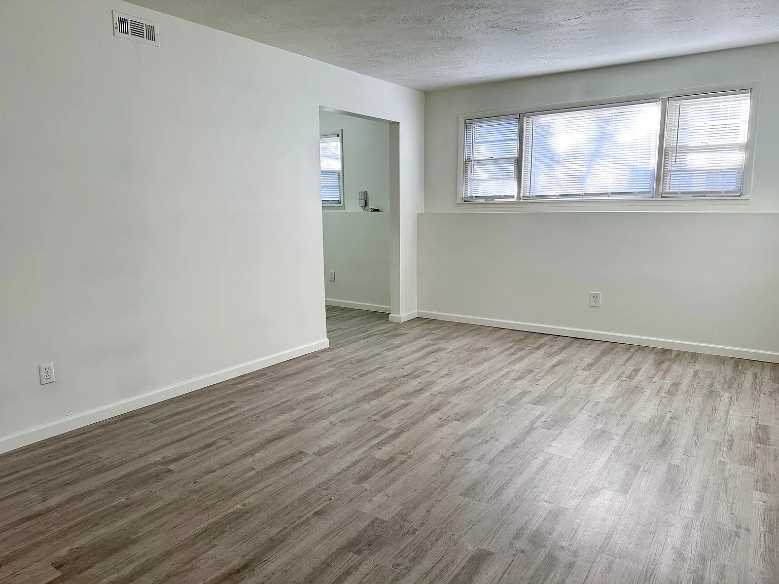 2 bed, 886 sqft, $1,100 — Photo 2