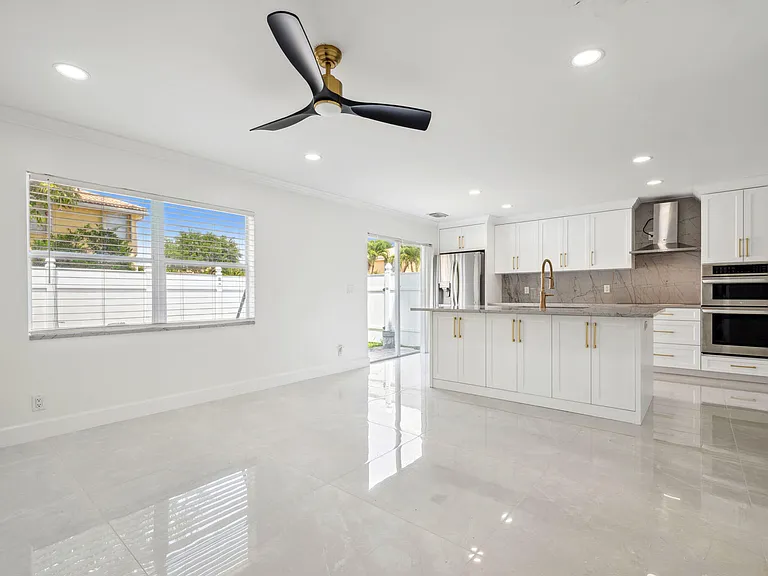 3460 Commodore Ct — Photo 8