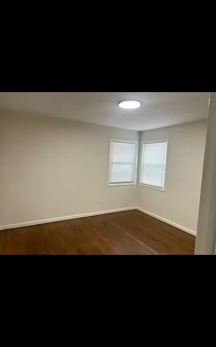 168-170 Hollister Ave — Photo 2