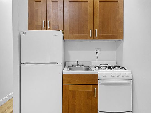 4th image of 147 E 30th St APT 1A