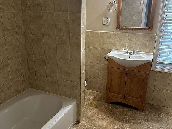 Full Bathroom 1