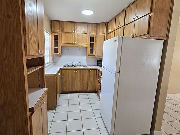 4th image of 503 S Garden Dr