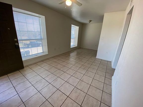 3rd image of 612 Luxton St APT 201