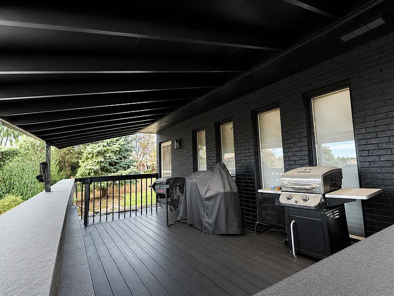 Large covered back deck.