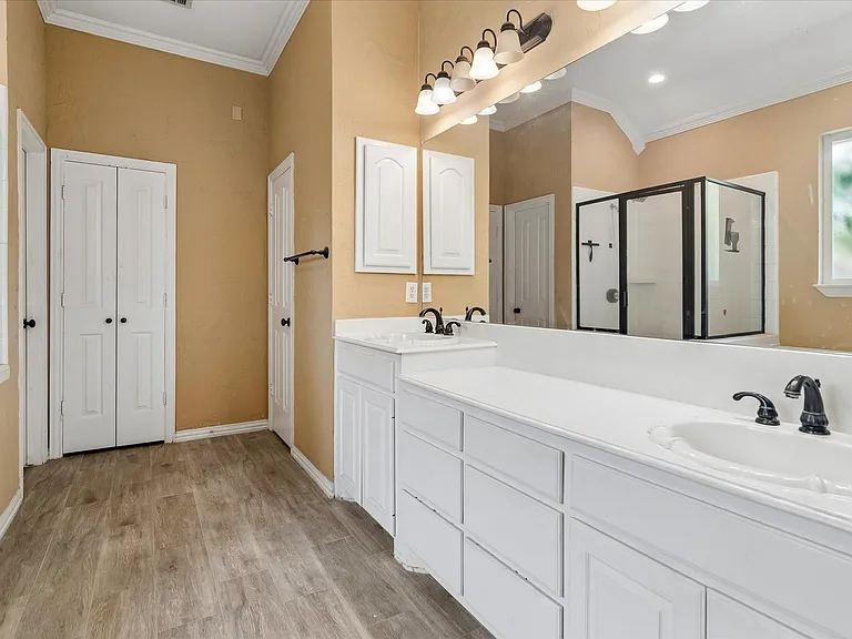 Showing the dual sinks