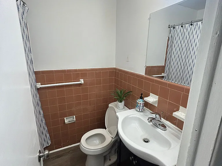 206 E Ayre St #8 — Photo 4
