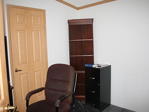 5th image of 412 Silver Maples Dr