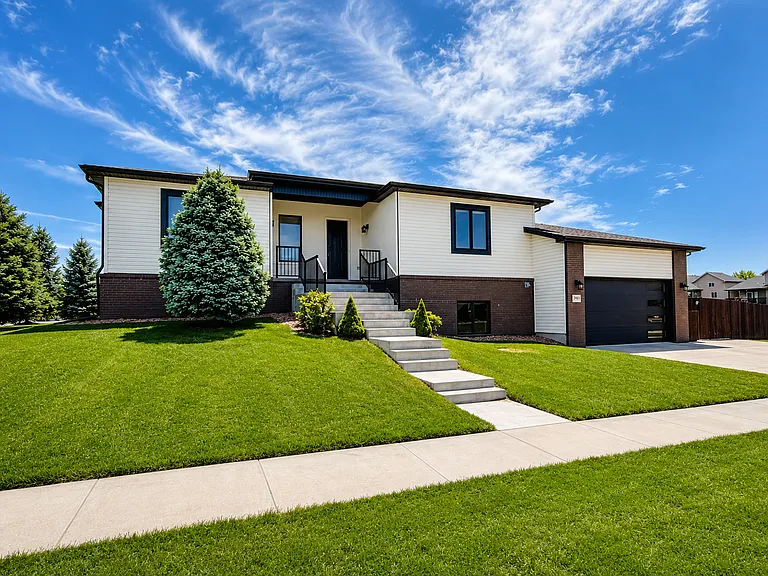 2961 Valley Stream Dr — Photo 2