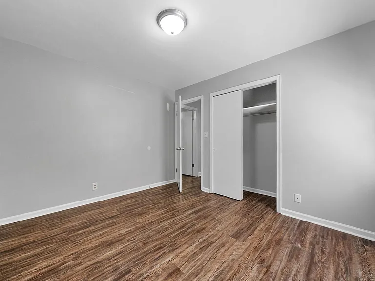 300 Hundred Oaks Dr — Photo 17