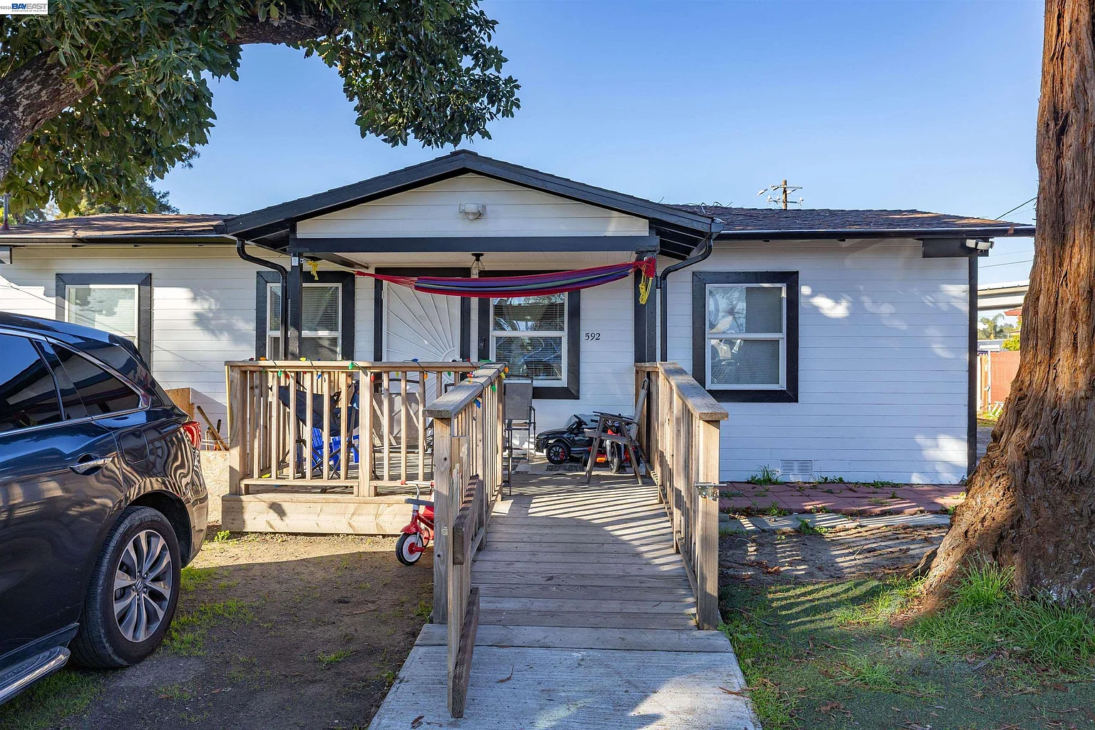 592 Willow Ave photo 1