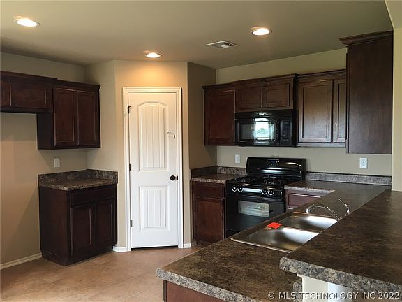 4th image of 8915 S 255th East Ave