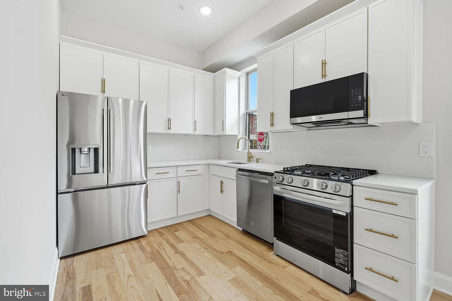 4 bed, 3.0 bath, $3,400 — Photo 2