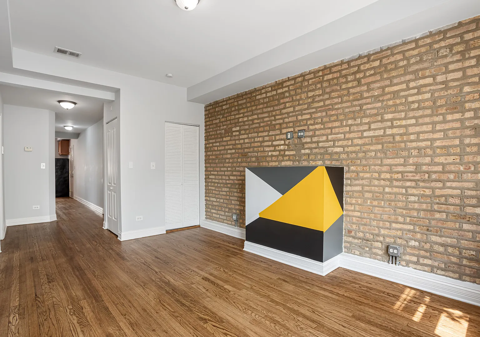 2 bed, 760 sqft, $2,118 — Photo 3