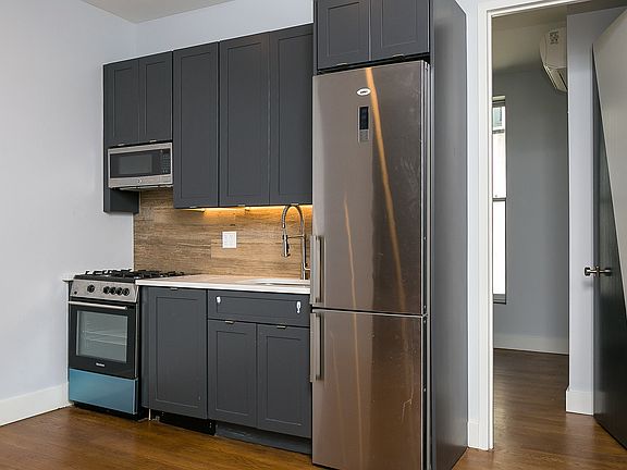 4th image of 131 Tompkins Ave #2R