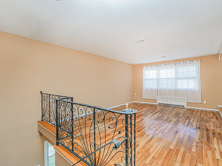 74 Caswell Ave — Photo 9
