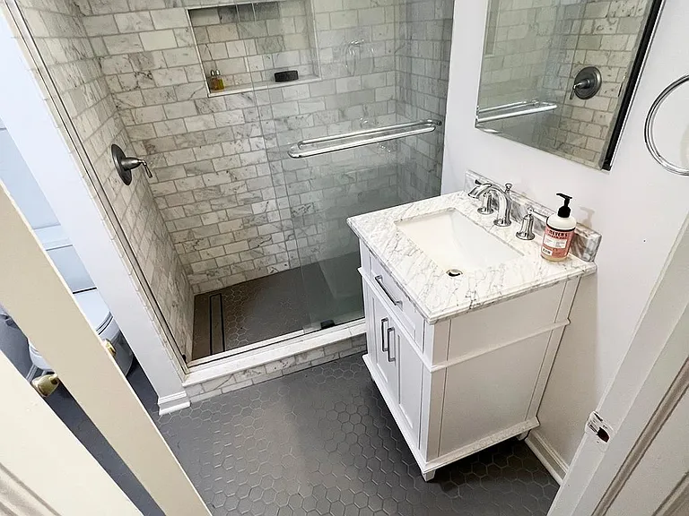 1124 Girard St NW #B — Photo 6
