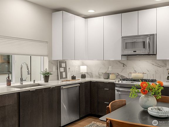 5th image of 412 W Fulton Street