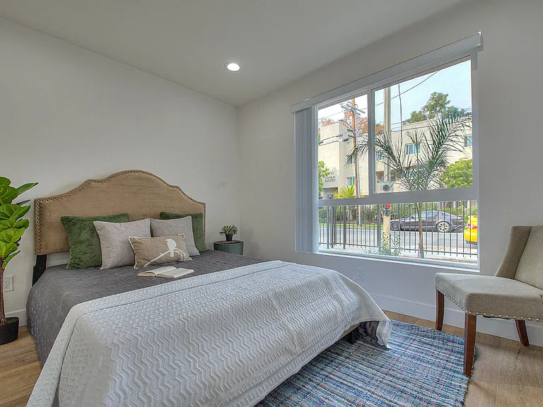 11732 Hamlin St — Photo 14