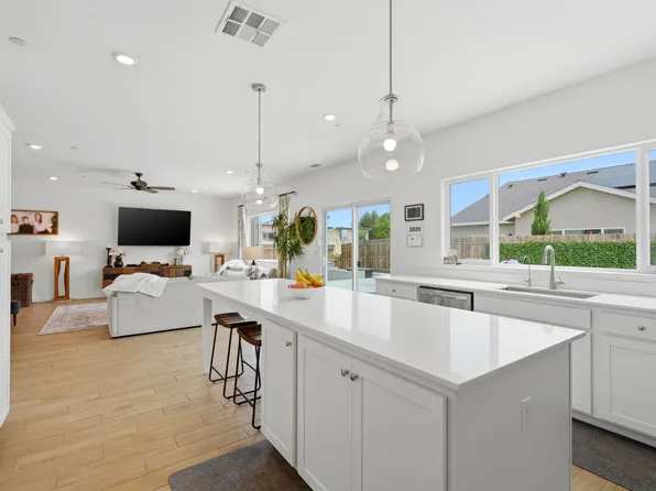 1777 N Jennie Lake Trl, Hanford, CA 93230