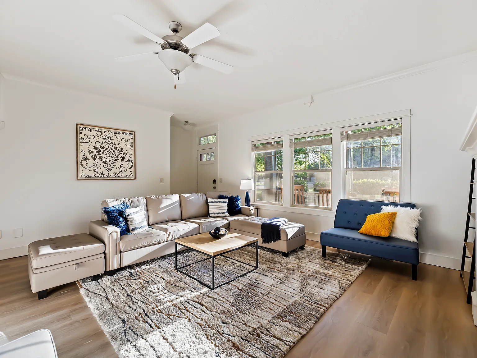 922 E Winding Creek Dr — Photo 4