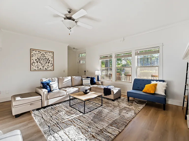 922 E Winding Creek Dr — Photo 4