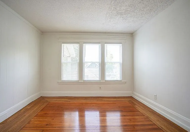 11-13 Newman St #3 — Photo 8