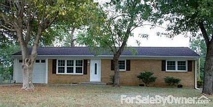 1918 Mountainbrook Dr. Front : This lovely home has beautiful maple trees shading the front yard all