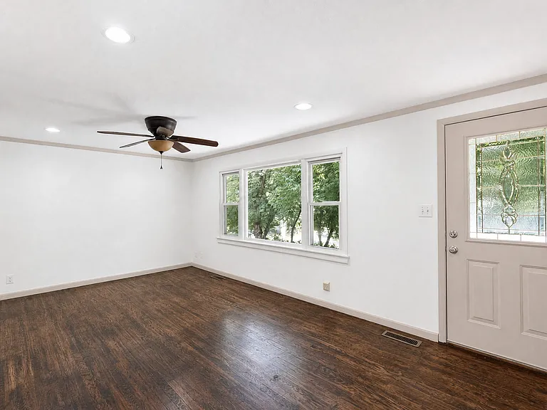1042 Floral Ct — Photo 16