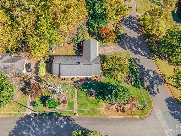 3rd image of 304 Flanagans Ln